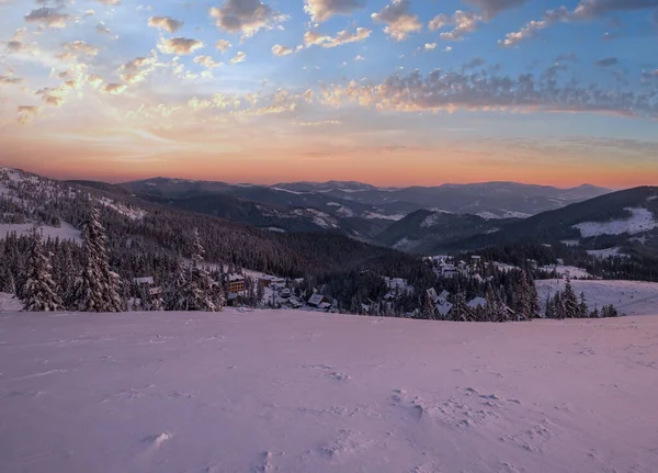 Güneşin Doğuşundan Önceki Kış Sabahı Resimli Svydovets Dağ Sırtından Ünlü — Stok fotoğraf