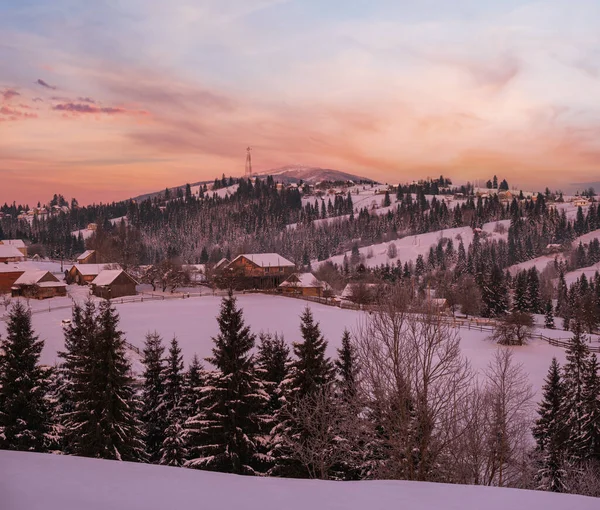 Piccolo Tranquillo Villaggio Alpino Alba Invernale Montagne Innevate Intorno Voronenko — Foto Stock