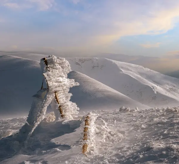 昨晚的阳光覆盖了路标和冬季的群山 华丽的风黄昏在风景如画的高山滑雪场顶上 专注于远山 — 图库照片
