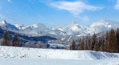 Kış dağ ülke yatay, çam ağaçları (Heiterwang sınırı, Avusturya, Tirol)