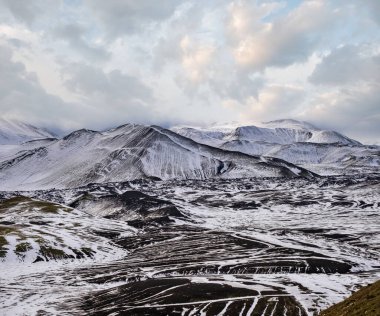 Güney İzlanda 'da mevsim değişiyor. Sonbaharda kar altında renkli Landmannalaugar dağları.