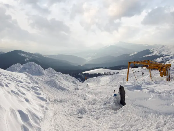 Kar Kaplı Kayak Halatı Üst Terminal Dağ Manzarası Ukrayna Karpatlar — Stok fotoğraf