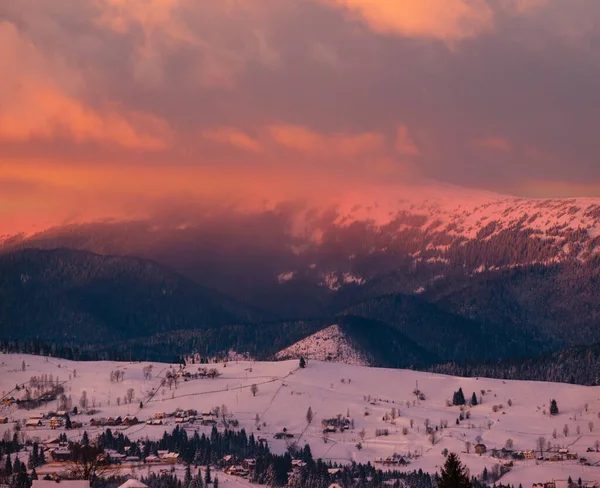 Vinter Röd Solnedgång Alpin Utsikt Över Toppen Från Bergsbyn Pittoreska — Stockfoto