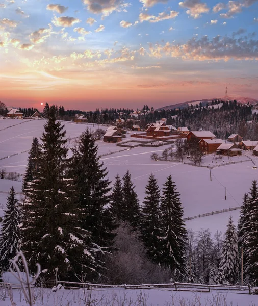 Kleines Und Ruhiges Bergdorf Und Wintersonnenaufgang Verschneite Berge Rund Voronenko — Stockfoto