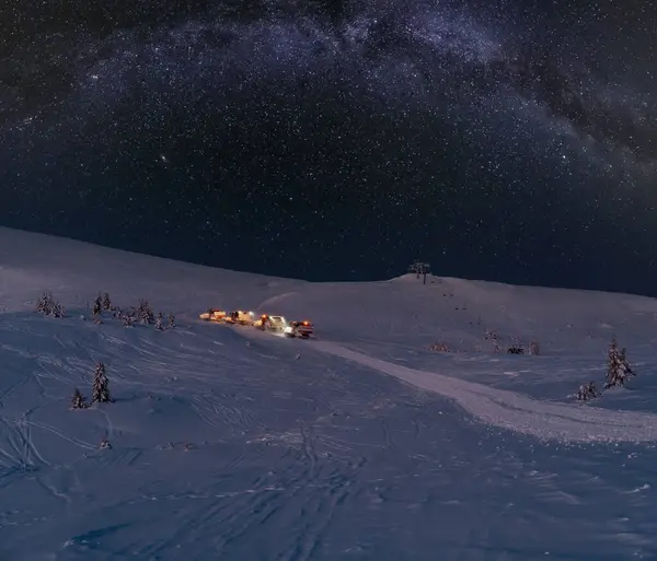 Sneeuwruimers Snowcat Ratrack Machines Nachtelijke Excursie Rit Naar Winter Bergtop — Stockfoto
