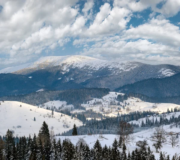 乌克兰喀尔巴阡山脉沃罗年科高山小村和冬季雪山 — 图库照片