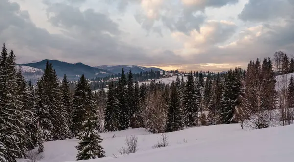 乌克兰喀尔巴阡山脉沃罗年科的高山小村和冬季雪山 夕阳西下 — 图库照片