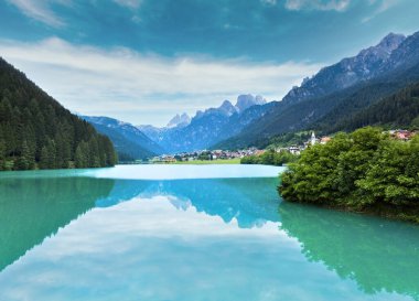Sakin yaz İtalyan dolomites dağ Gölü ve köy görünümü (Auronzo di Cadore)