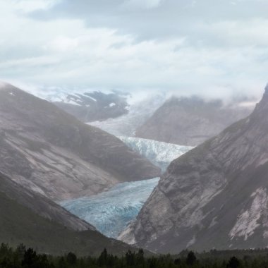 Yaz bulutlu görünümüne Nigardsbreen buzul, Jostedal, Norveç