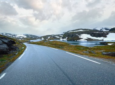 Yaz dağ puslu peyzaj road, göl ve kar (Norveç, aurlandsfjellet).