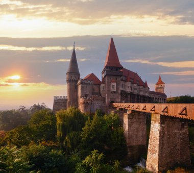Corvin Şato yazın sabah görünümü (hunedoara, Transilvanya, Romanya). 1446 içinde dışarı atılmıştır