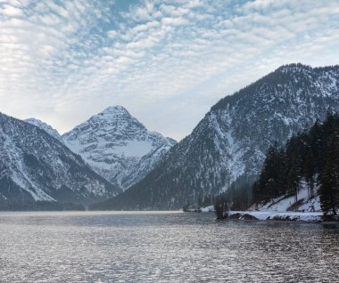 Plansee Gölü ve dağ manzarası, Tirol, Avusturya.