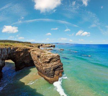 Alçak gelgitte Katedraller 'deki doğal kaya kemerleri (Cantabric sahili, Lugo, İspanya).