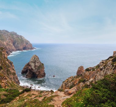 Atlantik Okyanusu kıyısında bulutlu havalarda. Cape Roca (Cabo da Roca), Portekiz görüntülemek.