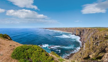 Kumlu (Aljezur, Algarve, Portekiz) yaz Atlantik Okyanusu kıyısı manzarası. İki atış Dikiş Panoraması.    