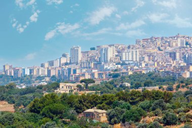 Ünlü antik kalıntılar Vadisi Tapınak, Sicilya, İtalya'dan Agrigento kasabaya görüntülemek.