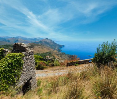 Yaz tiren Deniz Sahil manzaralı San Biagio dağ tepe (Kurtarıcı İsa heykeli yol) ve antik kenti kalıntıları, Maratea, Basilicata, İtalya.