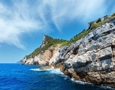 Güzel kayalık Deniz Sahil manzaralı denize (Portovenere, Cinque Terre, Liguria, İtalya)