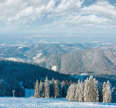 Dağ manzarası güzel buzlanma ağaçlar Dağları gölgeler ve kayak pisti (Karpat Dağları, Ukrayna ile sabah kış sakin)