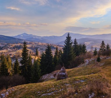 Sonbahar sonu dağ sahnesi. Resimli seyahat, mevsimlik, doğa ve kırsal güzellik konsepti. Karpatlar, Ukrayna.