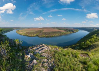 Dnister Nehri Kanyonu 'nun muhteşem bahar manzarası. Resimli kayalar, tarlalar, çiçekler. Shyshkovi Gorby, Nahoriany, Chernivtsi bölgesi, Ukrayna.