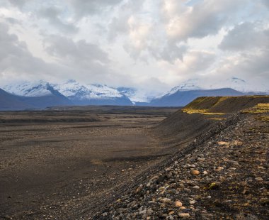 İzlanda sonbahar tundrası Haolkvisl buzulu, İzlanda yakınlarında. Buzul dili, buzul altı Esjufjoll volkanı yakınlarındaki Vatnajokull buzulundan veya Vatna Buzulu 'ndan kayar. İzlanda Çevre Yolu 'na yakın..