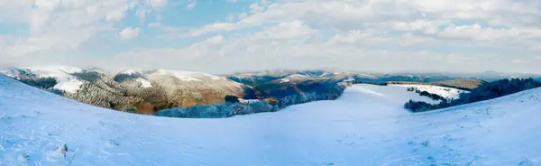 月山山毛榉森林边缘与冬天第一场雪和最后一个色彩缤纷的红叶远的山坡 四枪缝合图像 — 图库照片
