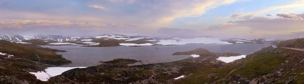 Dichte Mist Zomer Berglandschap Met Meer Sneeuw Noorwegen Niet Ver — Stockfoto