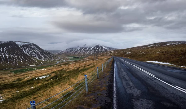 アイスランドでの自動車旅行中の高速道路や山の景色 風光明媚な自然と壮大なアイスランドの風景 高地の山々 フィールド — ストック写真