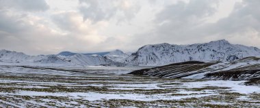 Sonbaharda İzlanda 'nın güney İskoçya' sında kar altında renkli Landmannalaugar dağları. Dağın eteğindeki Frostastadavatn Gölü.