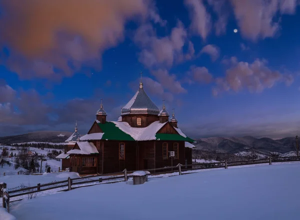 冬季偏远高山山村的夜乡小山 小树林和农田 乌克兰Voronenko — 图库照片