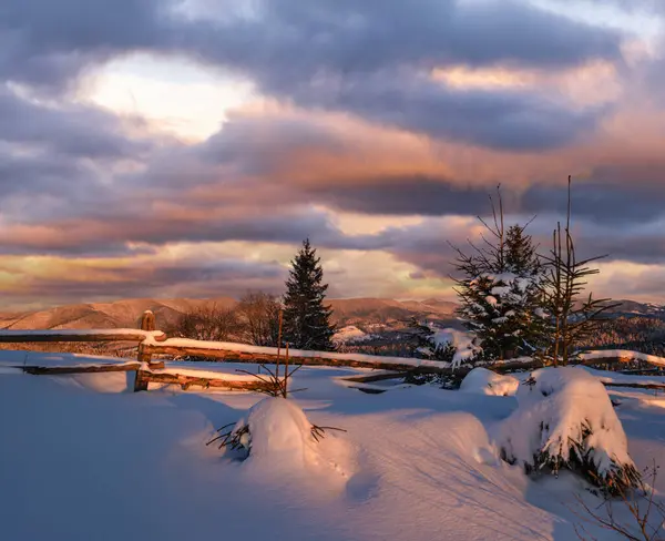 Alpendorf Rande Des Dorfes Letzten Abendsonnenuntergang Winterliche Schneebedeckte Hügel Und — Stockfoto