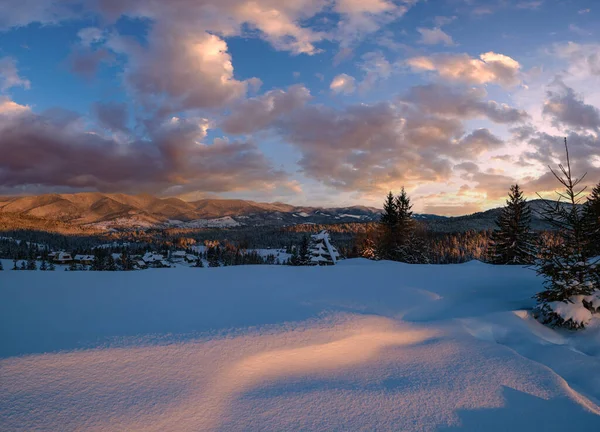 Альпийская Деревня Преддверии Заката Солнца Зимние Снежные Холмы Елки Живописные — стоковое фото
