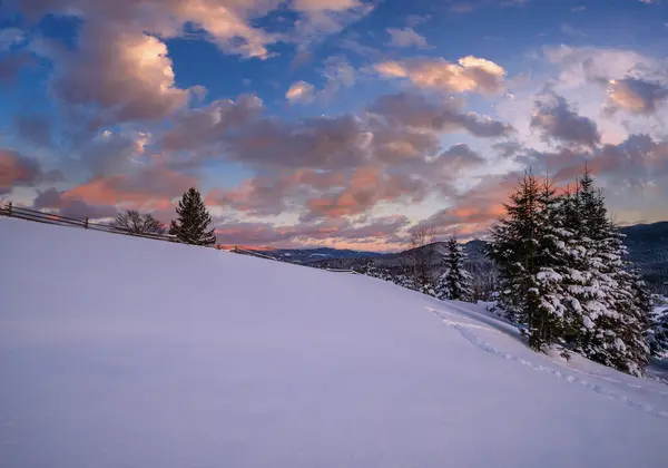 Alpine Aldeia Periferia Noite Passada Pôr Sol Luz Sol Inverno — Fotografia de Stock