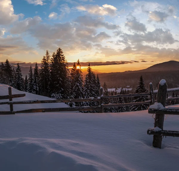 Pequeño Tranquilo Pueblo Alpino Las Afueras Amanecer Invierno Montañas Nevadas — Foto de Stock
