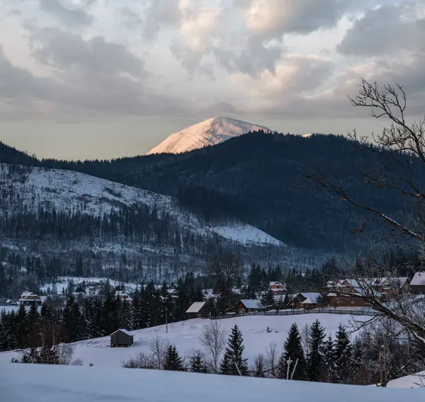乌克兰喀尔巴阡山脉沃罗年科附近的高山小村外围和冬季日出雪山 — 图库照片