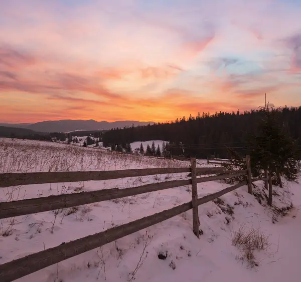Malá Alpská Vesnice Zimní Zasněžené Hory První Východ Slunce Kolem — Stock fotografie