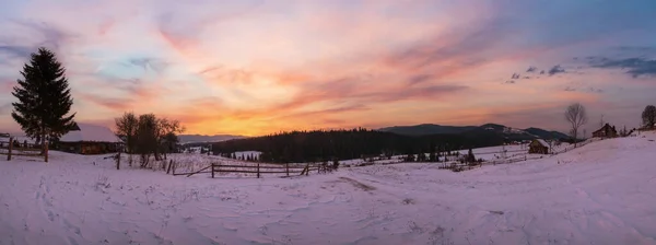 Pequeño Pueblo Alpino Montañas Nevadas Invierno Primer Amanecer Luz Del — Foto de Stock
