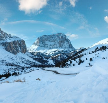 sabah kış kayalık dağ manzara ile serpantin yol. dolomites için Güney Tirol kuzeydoğu İtalya'nın Garda geçişte.