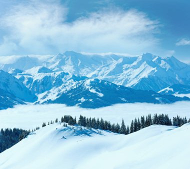 sabah kış dağ manzara içinde bulutların altında valley (hochkoenig bölge, Avusturya ile)