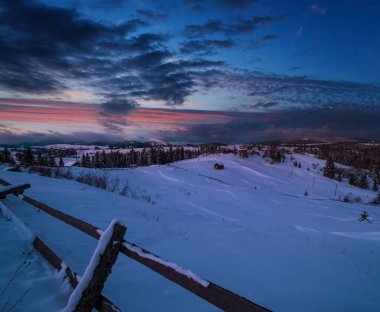 Gece kırsal tepeler, koruluklar ve kışın uzak dağlık dağ köyündeki tarım arazileri. Ukrayna, Voronenko.