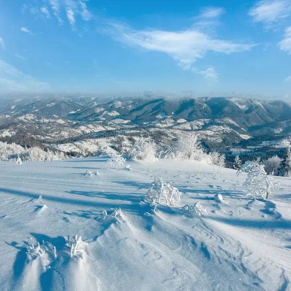 Zimowy Ranek Spokojny Krajobraz Górski Pięknym Lukier Drzew Zaspy Stoku — Zdjęcie stockowe