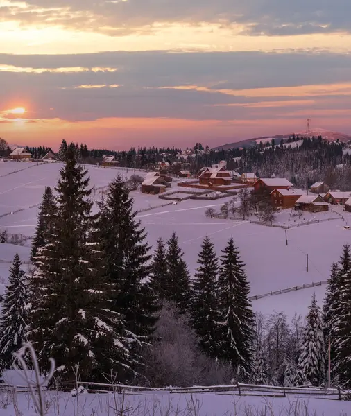 Malá Tichá Alpská Vesnice Zimní Východ Slunce Zasněžené Hory Kolem — Stock fotografie