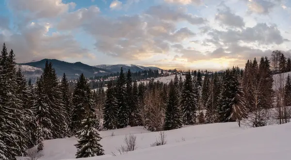 乌克兰喀尔巴阡山脉沃罗年科的高山小村和冬季雪山 夕阳西下 — 图库照片