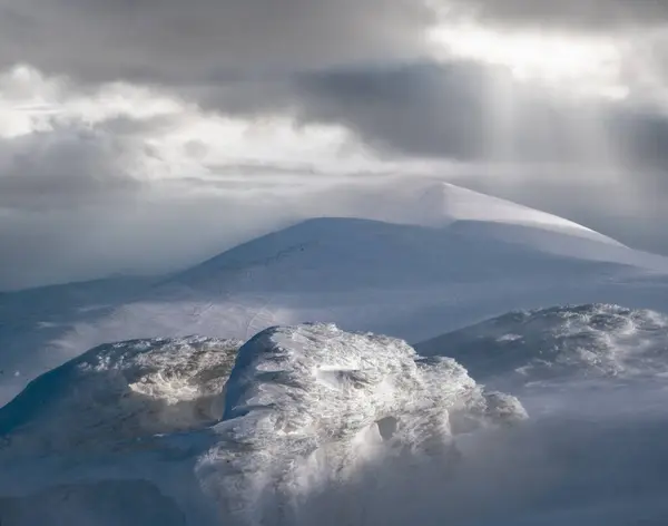 Montagne Invernali Innevate Alla Luce Del Sole Serale Magnifico Crepuscolo — Foto Stock