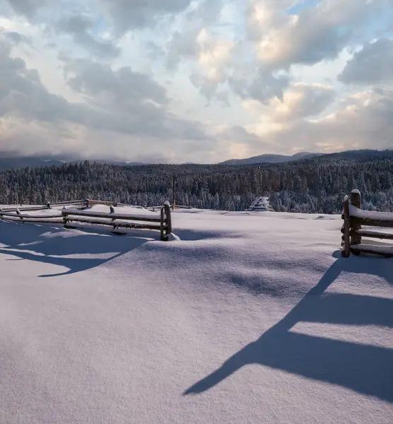 Malownicze Cienie Śniegu Drewnianego Ogrodzenia Alpejska Górska Zimowa Wioska Obrzeżach — Zdjęcie stockowe