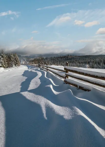 Pittoreska Vinkade Skuggor Snö Från Trästaket Alpin Fjällvinter Utkanten Byn — Stockfoto