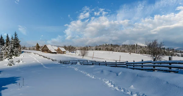 Landsbygdskullar Lundar Och Jordbruksmark Vintern Avlägsen Alpin Bergsby — Stockfoto