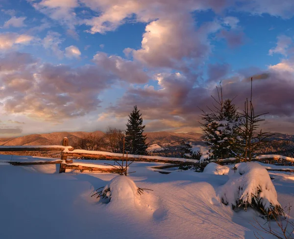 Альпийская Деревня Преддверии Заката Солнца Зимние Снежные Холмы Елки — стоковое фото