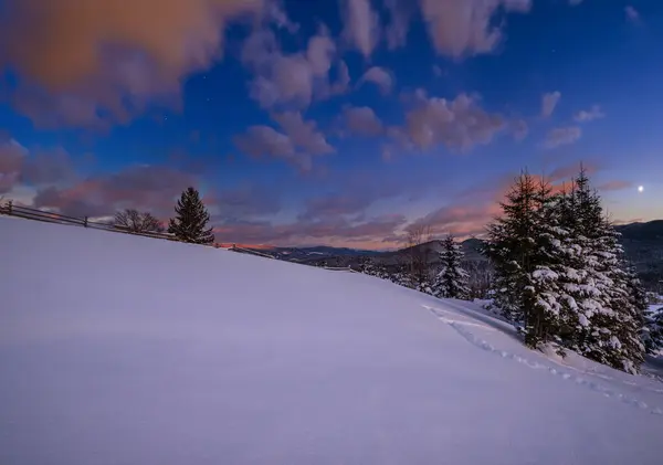 Alpine Aldeia Periferia Noite Passada Pôr Sol Luz Sol Inverno — Fotografia de Stock
